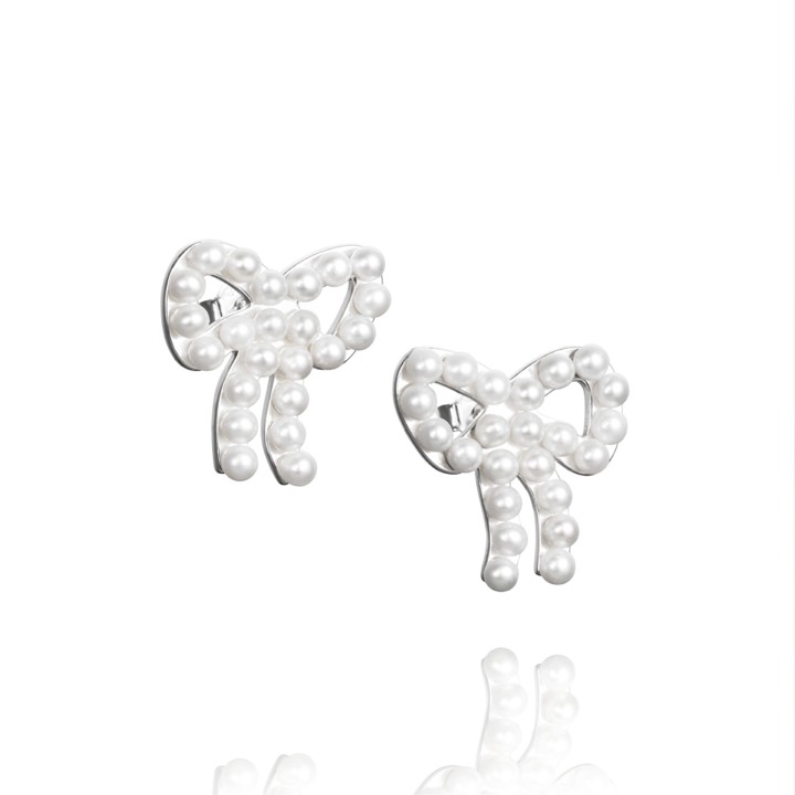 Mini Pearls Bow Korvakoru Hopea ryhmässä Korvakorut / Helmikorvakorut @ SCANDINAVIAN JEWELRY DESIGN (12-100-01602-0000)